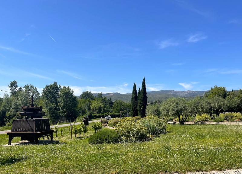 3272_b_img3856-entreee-village